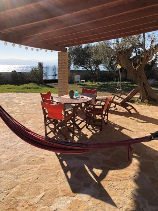 House By The Sea At Skaloma, Loutraki Villa Лимни Вуляменис Екстериор снимка