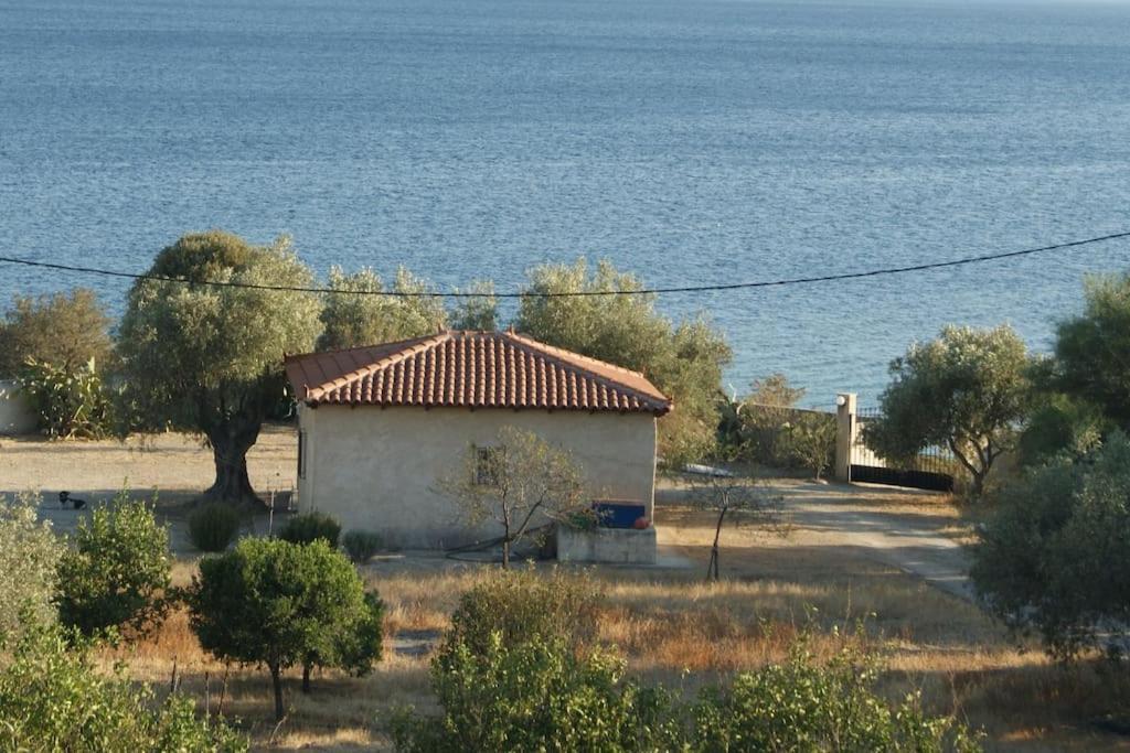 House By The Sea At Skaloma, Loutraki Villa Лимни Вуляменис Екстериор снимка
