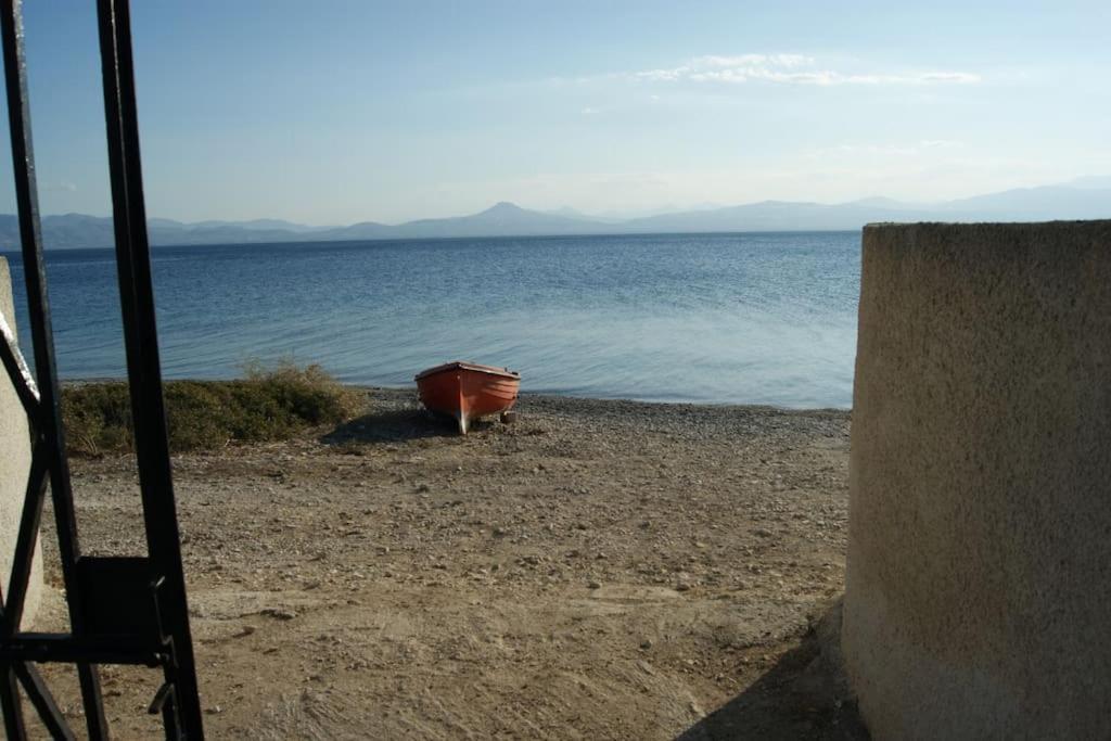 House By The Sea At Skaloma, Loutraki Villa Лимни Вуляменис Екстериор снимка