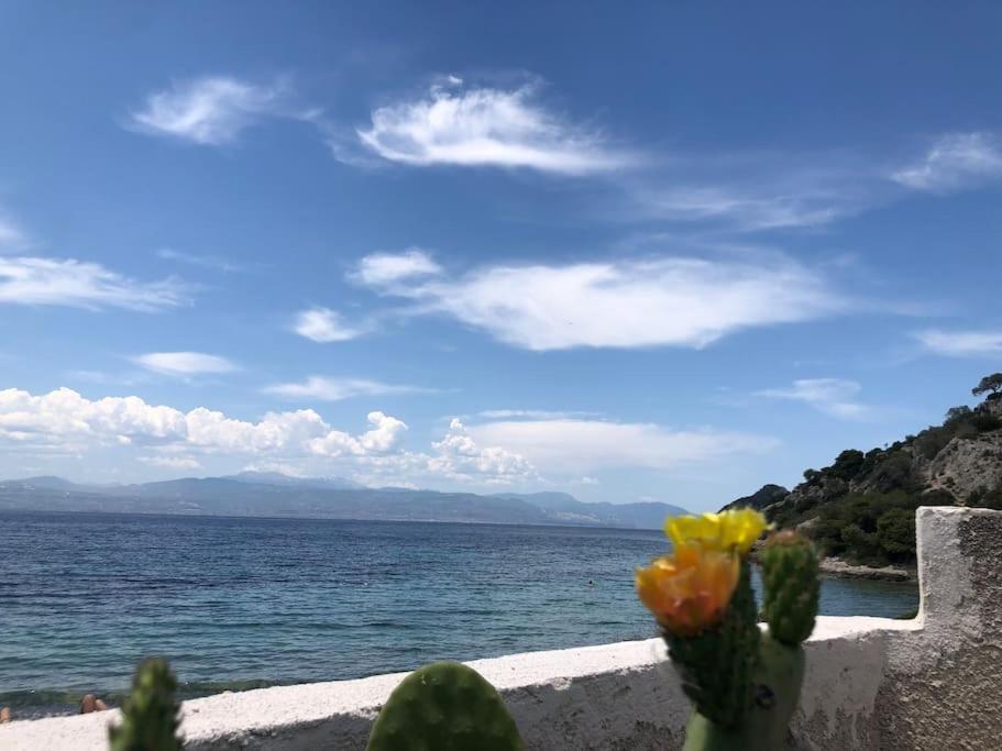 House By The Sea At Skaloma, Loutraki Villa Лимни Вуляменис Екстериор снимка