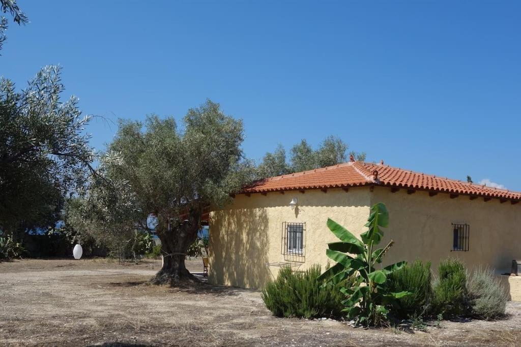 House By The Sea At Skaloma, Loutraki Villa Лимни Вуляменис Екстериор снимка