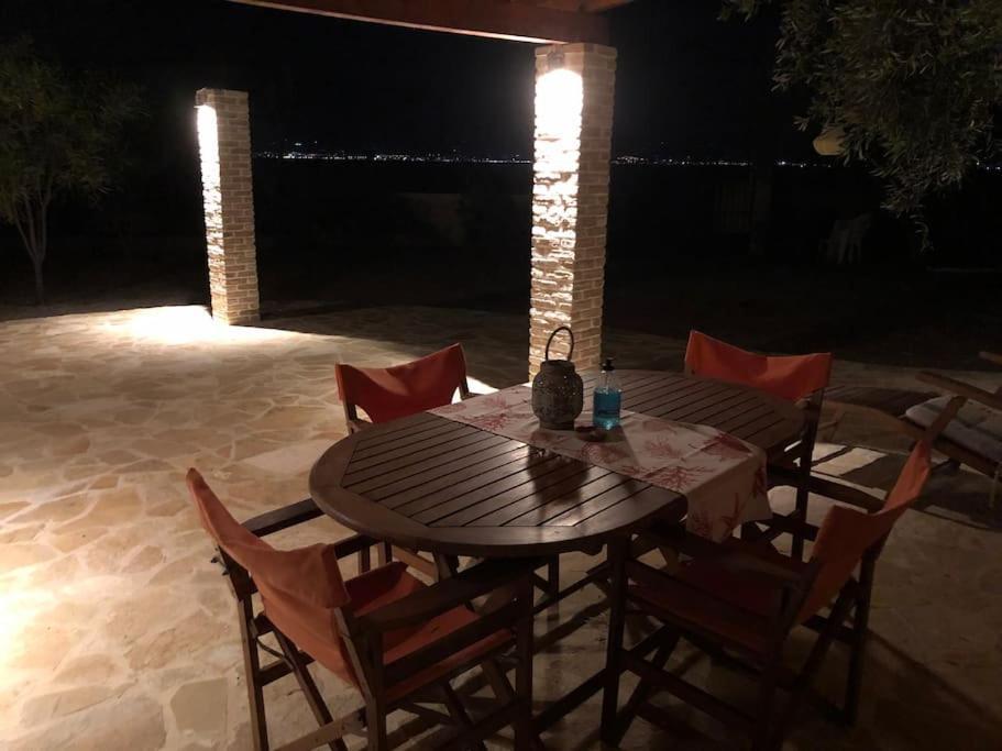 House By The Sea At Skaloma, Loutraki Villa Лимни Вуляменис Екстериор снимка